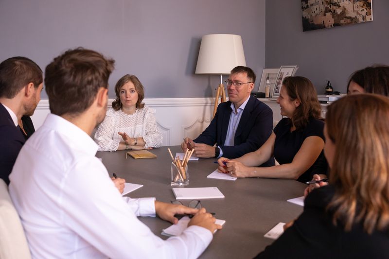 Equipe de Baussant Conseil autour d'une table