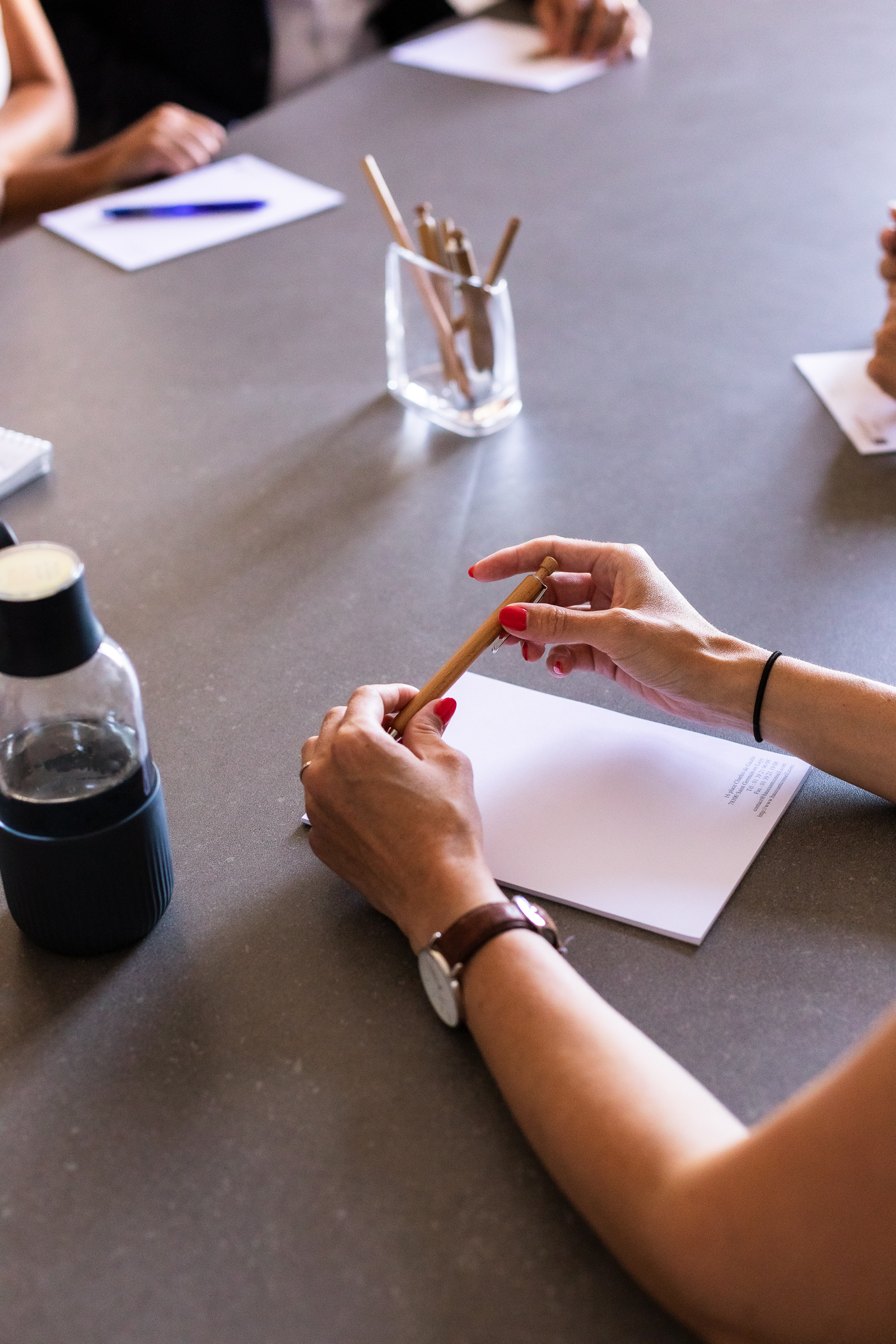 photo d'une surface d'une table de réunion avec des crayons et un bloc note