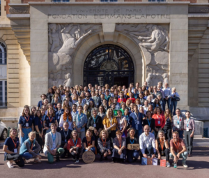 photo prise sur les marches de la fondation Biersman Lapotre avec une centaine de personnes mécène et associations